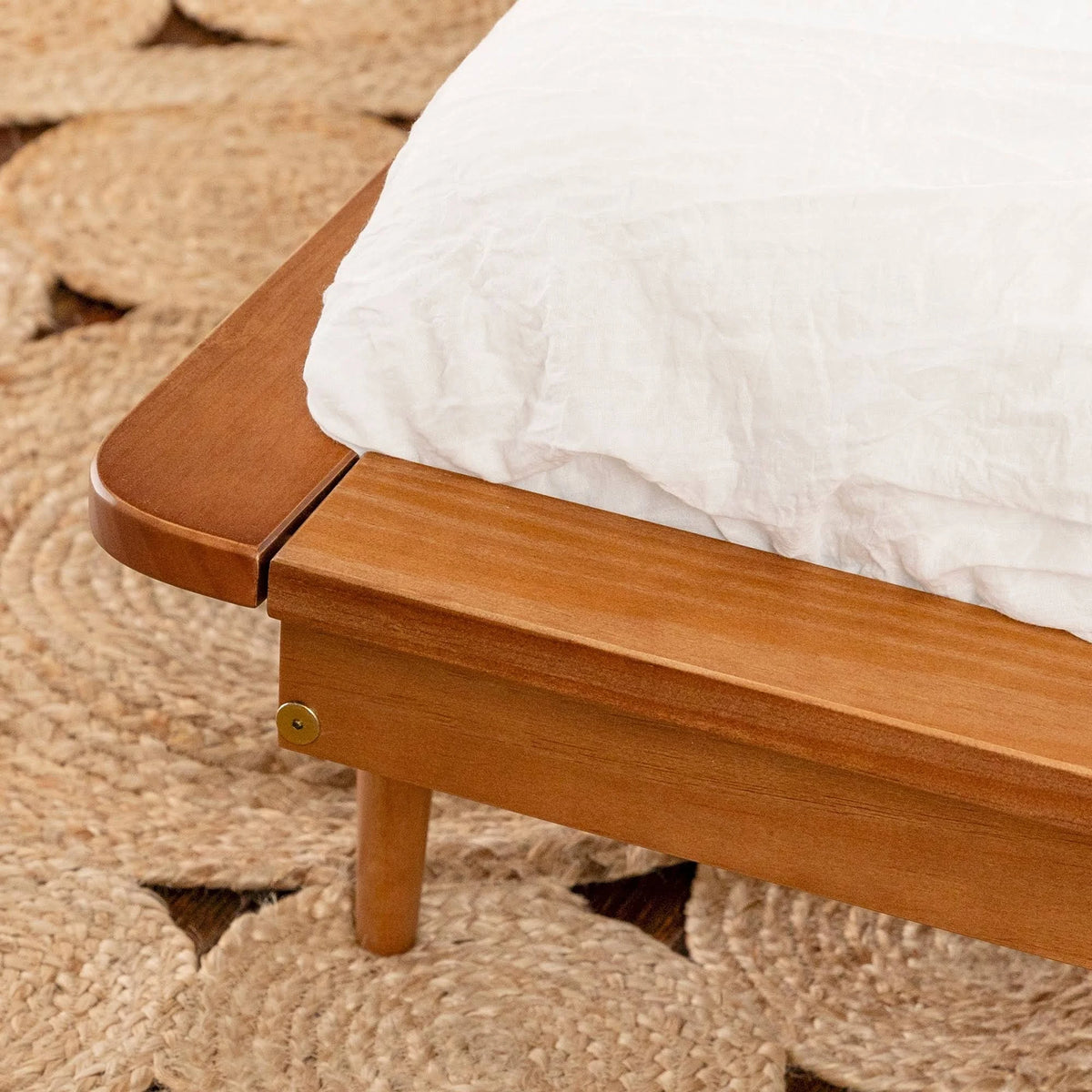 Solid Pine Wood Spindle Bed - Light Oak - Queen Q448