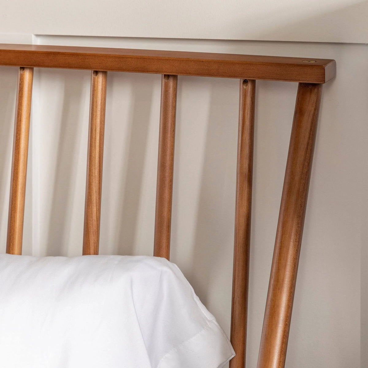 Solid Pine Wood Spindle Bed - Light Oak - Queen Q448
